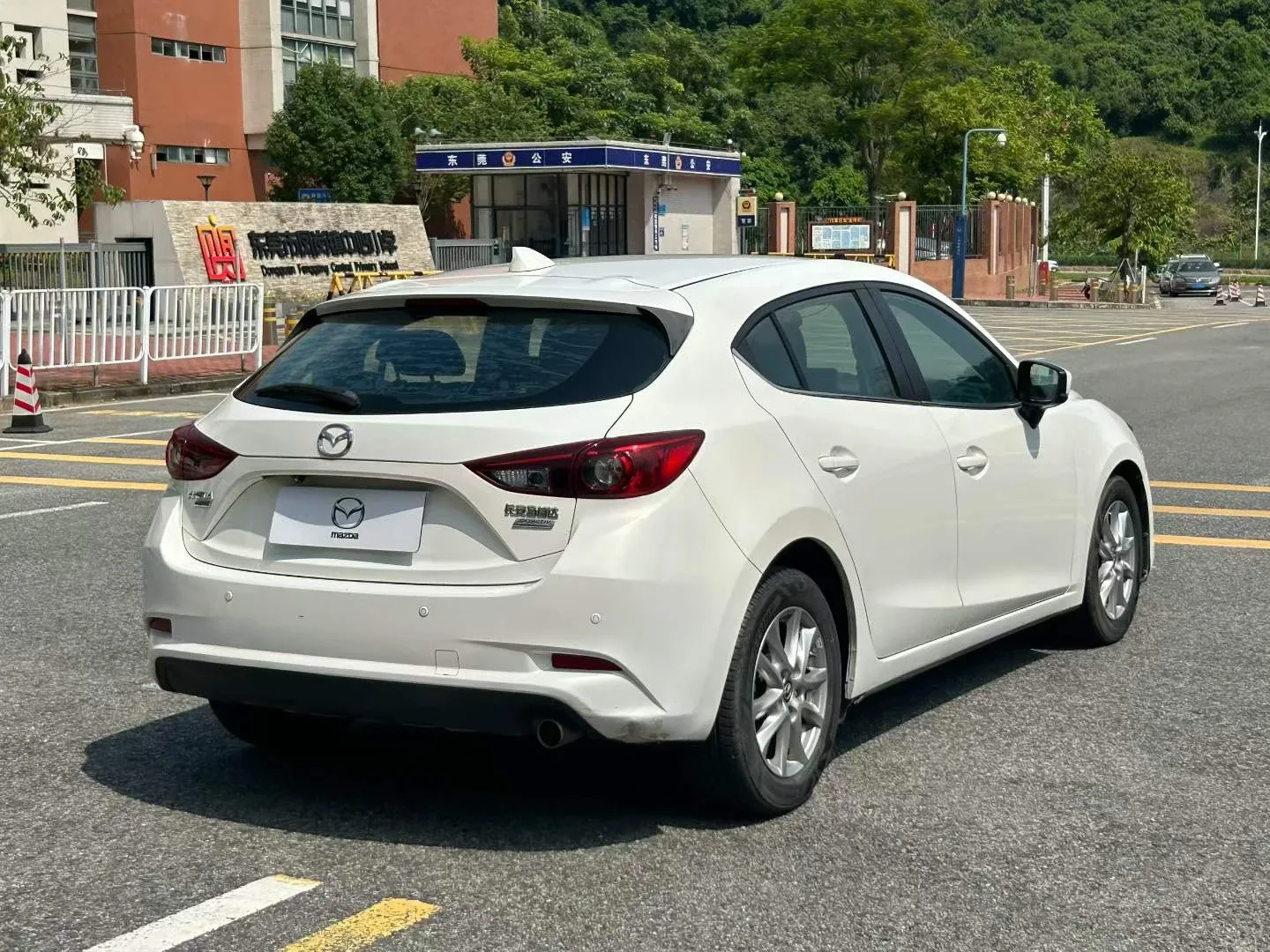 Mazda Axela 1.5, хэтчбек