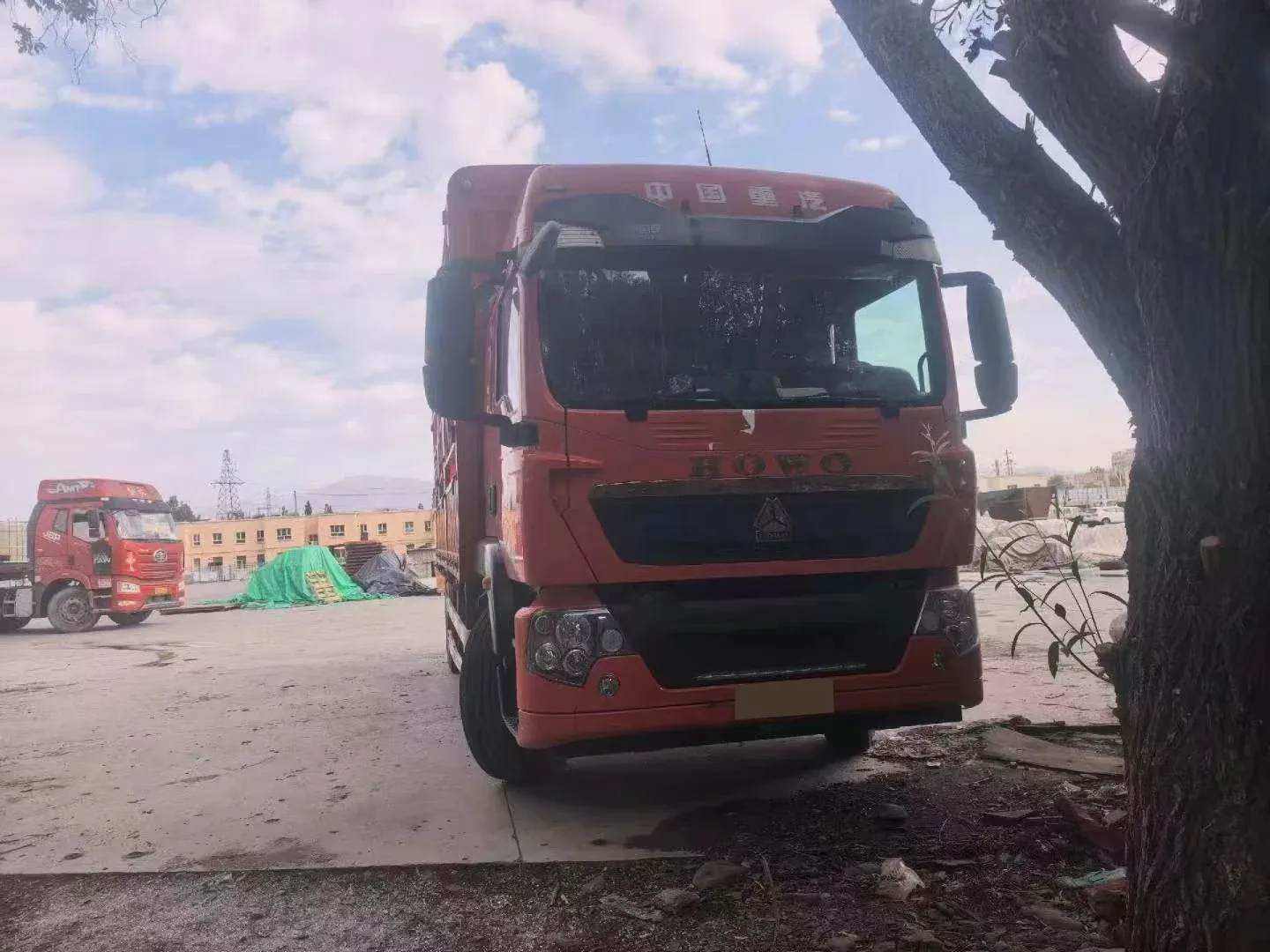 HOWO 6.8 m high-sided truck (stake body)