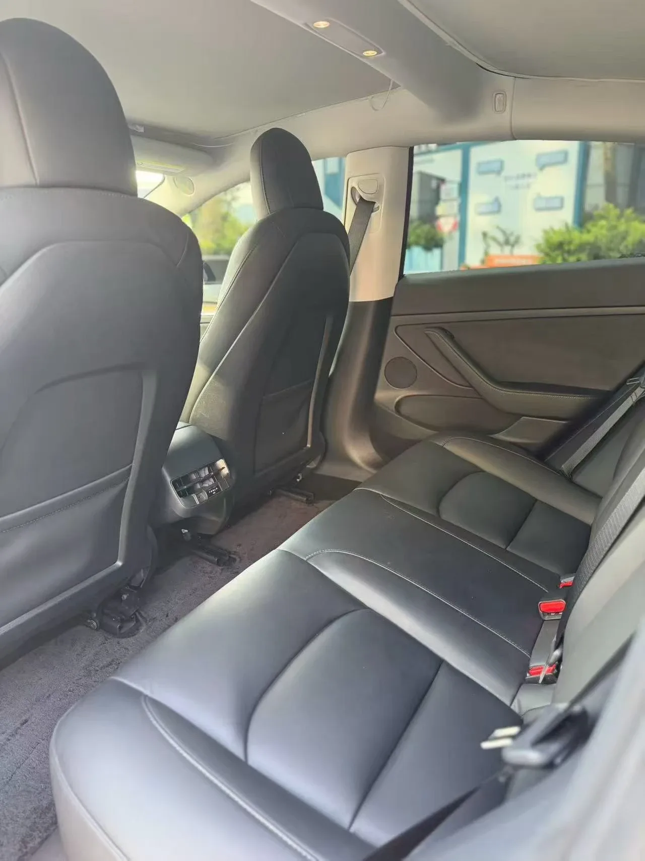 Tesla Model 3 纯电轿车