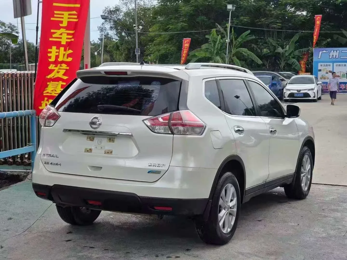 Nissan X-Trail 2.5 4WD, white with black interior