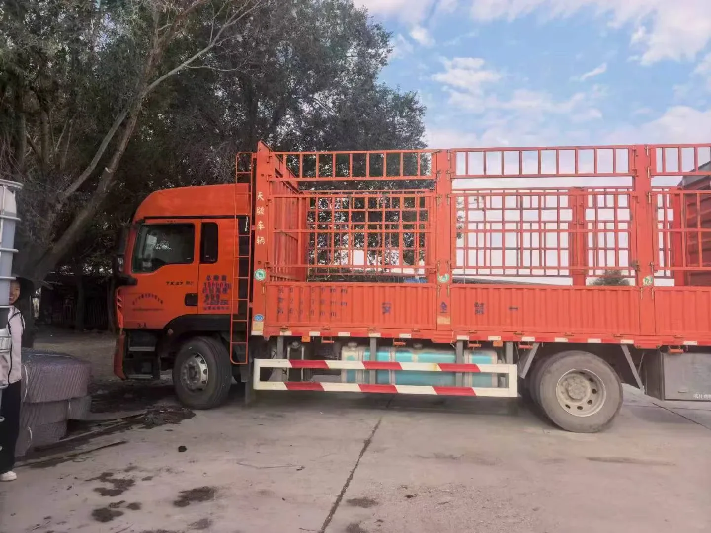 HOWO 6.8 m high-sided truck (stake body)