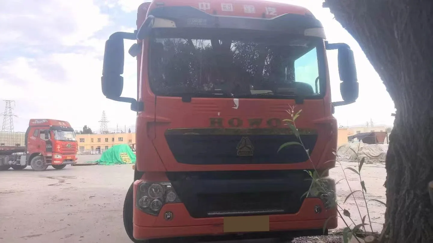 HOWO 6.8 m high-sided truck (stake body)