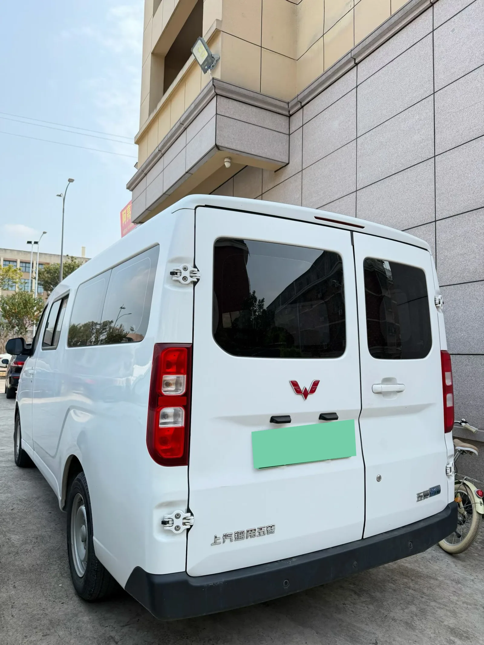 Wuling Yangguang 6-местный электрический фургон