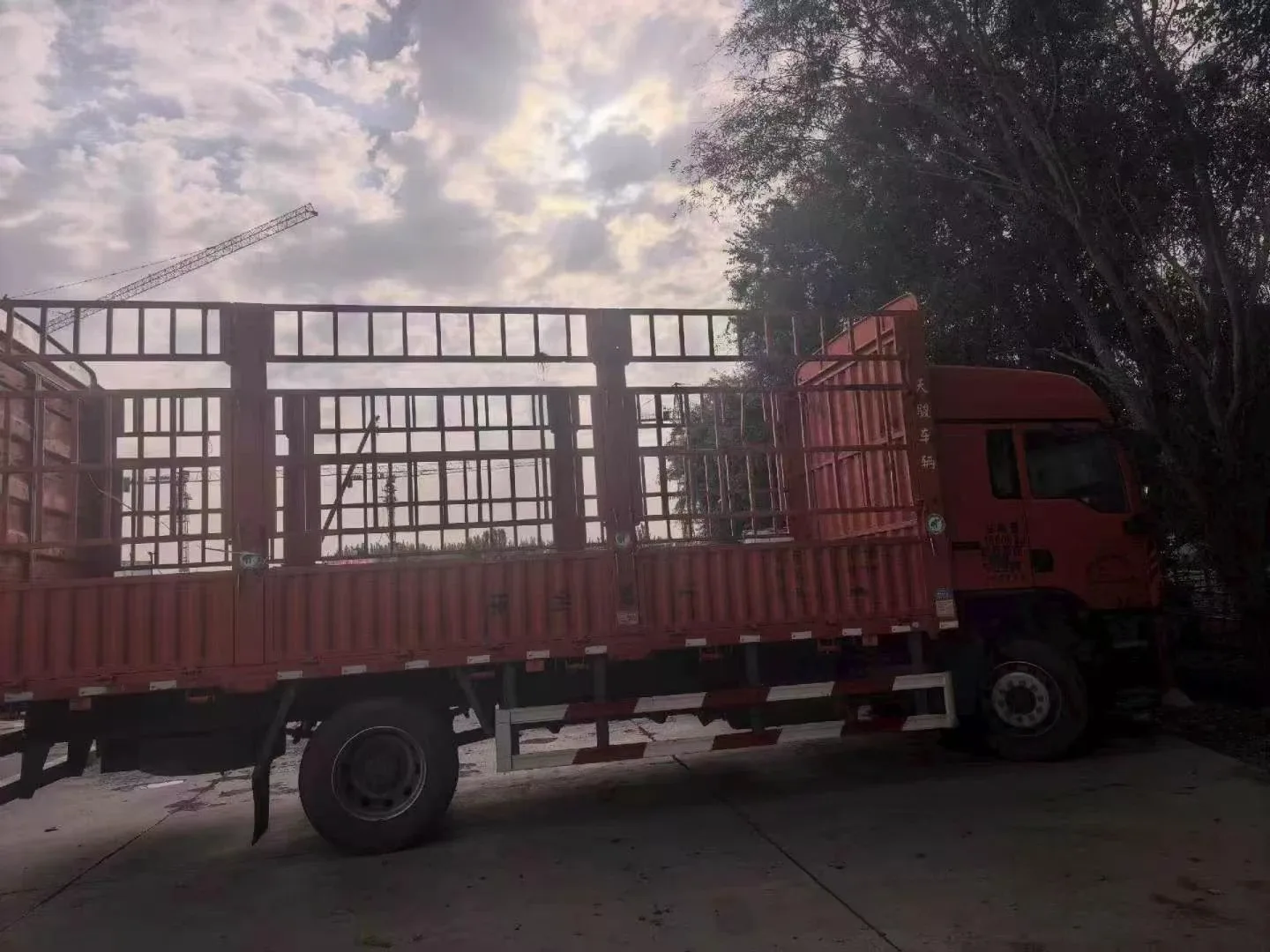 HOWO 6.8 m high-sided truck (stake body)
