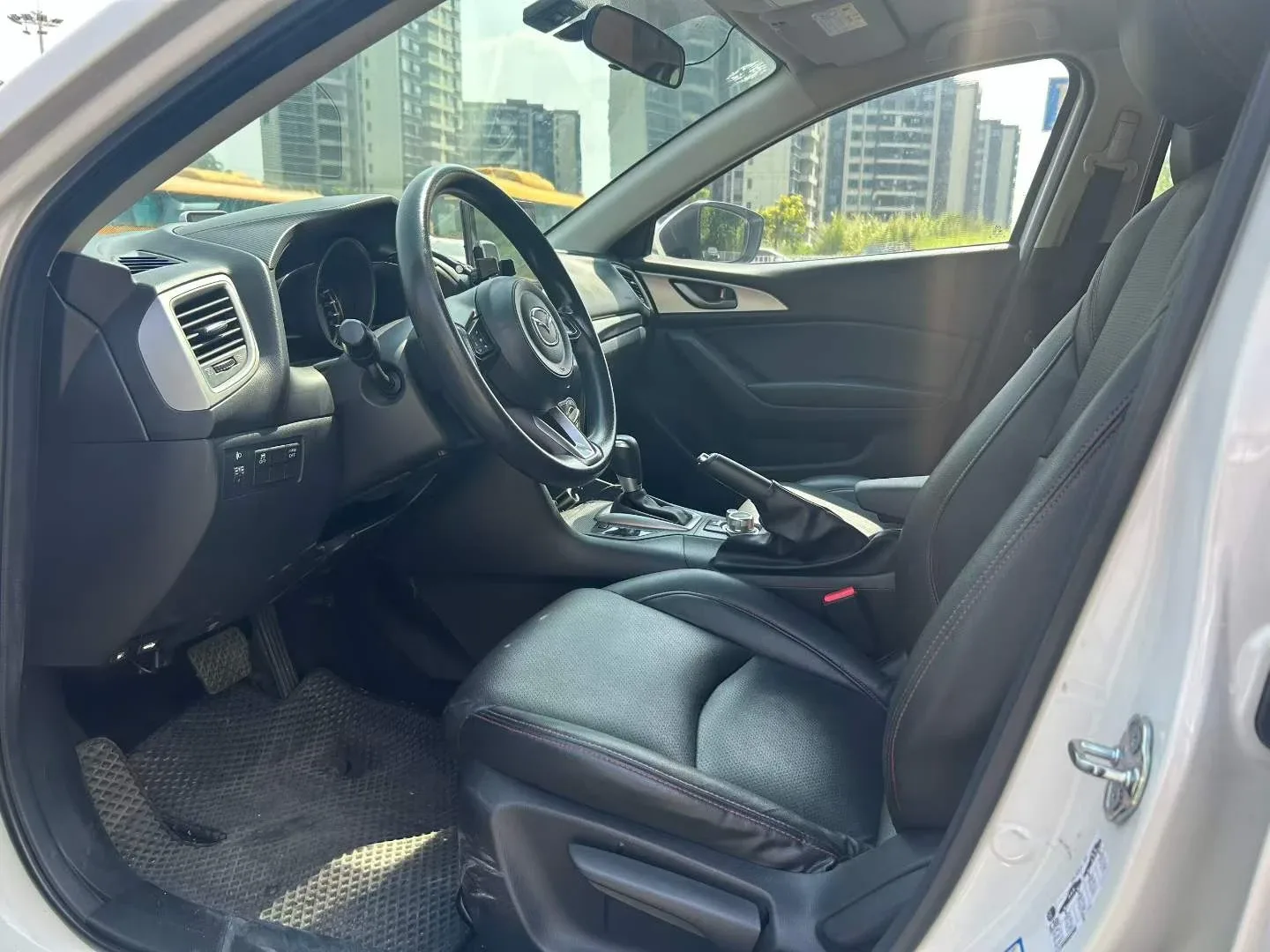 Mazda Axela 1.5, хэтчбек