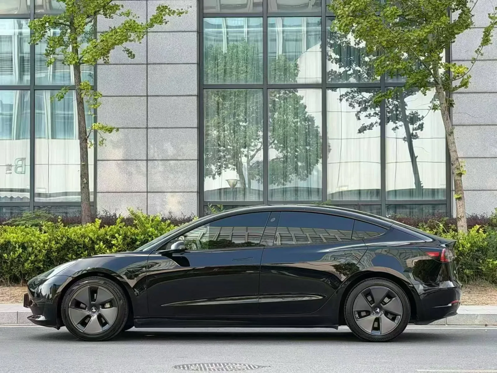 Tesla Model 3 纯电轿车
