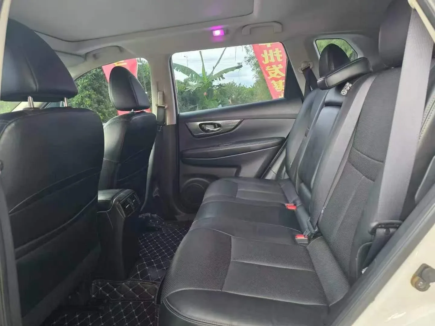 Nissan X-Trail 2.5 4WD, white with black interior