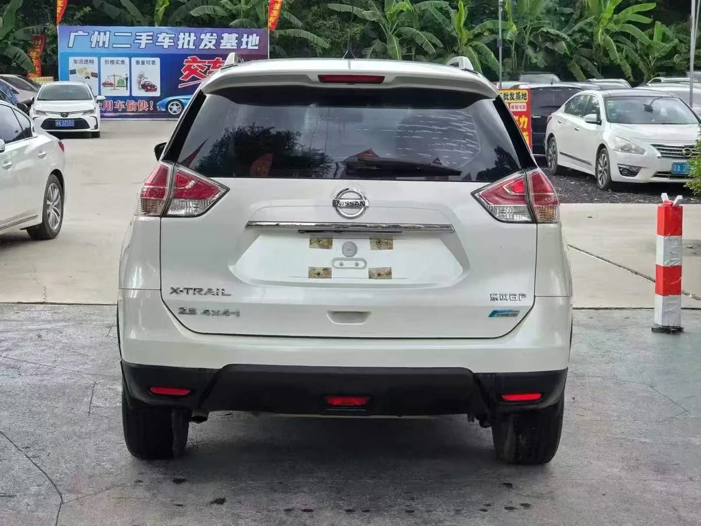 Nissan X-Trail 2.5 4WD, white with black interior