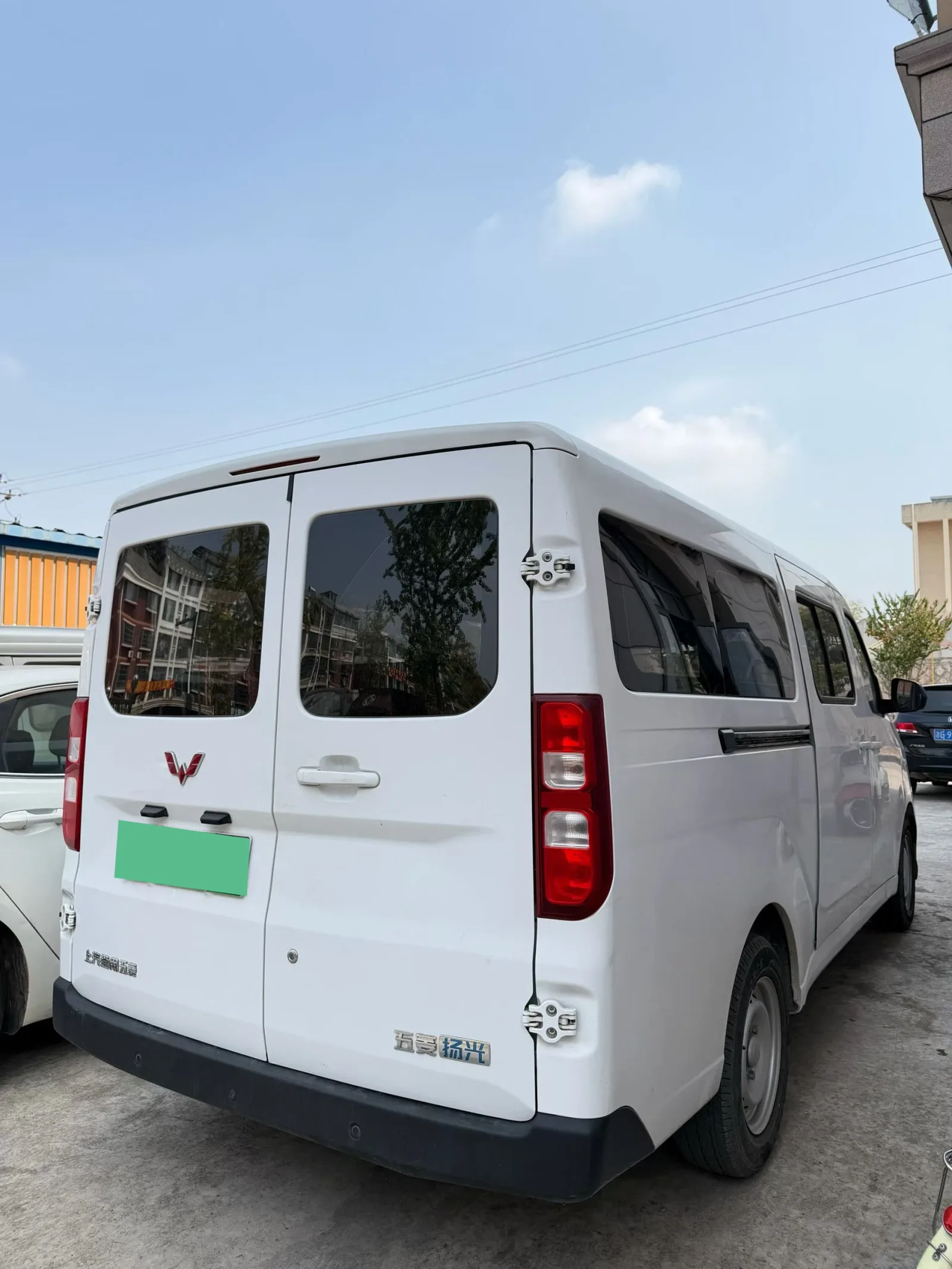 Wuling Yangguang 6-местный электрический фургон