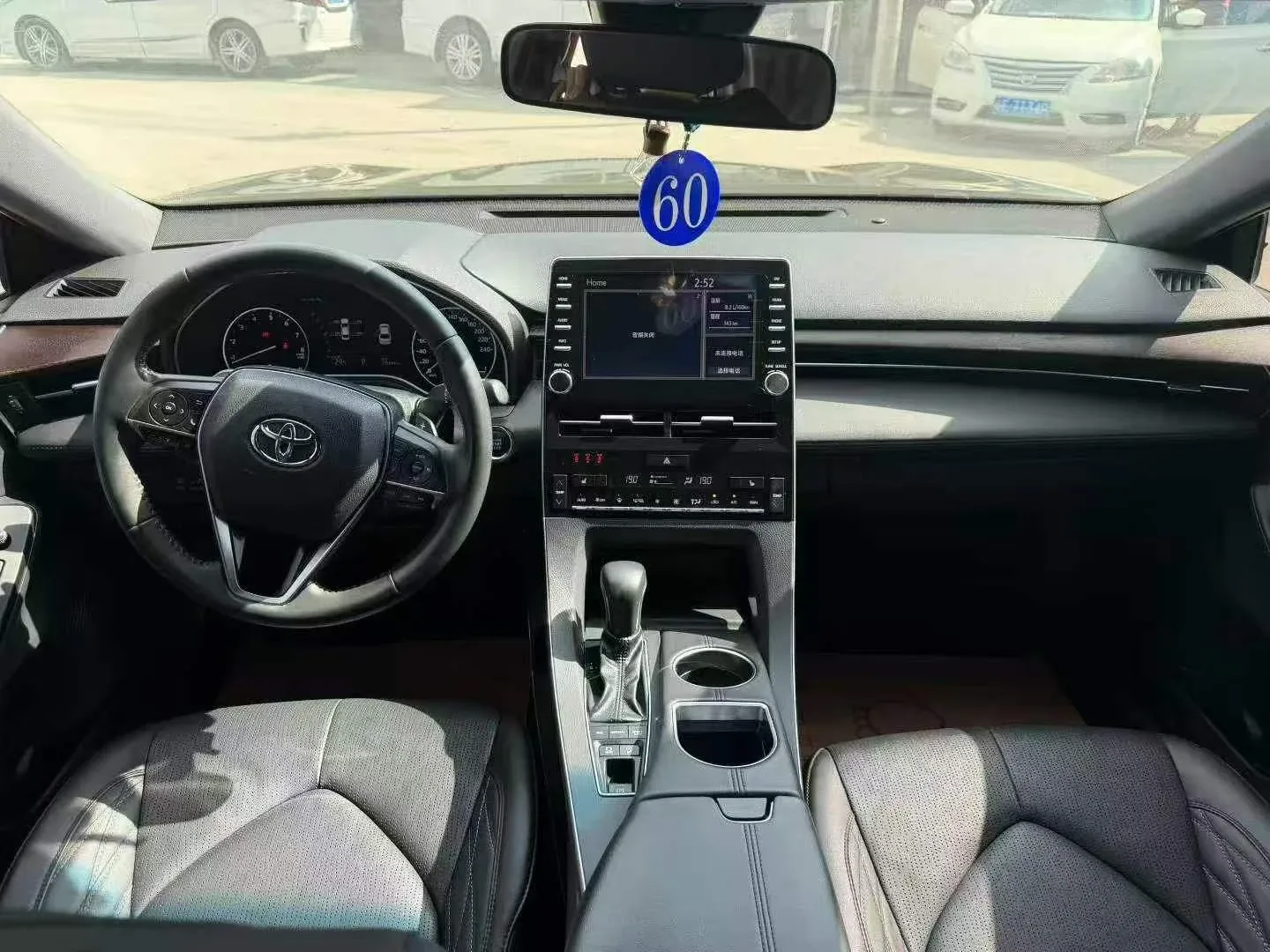 Toyota Avalon 2.5 黑色轿车