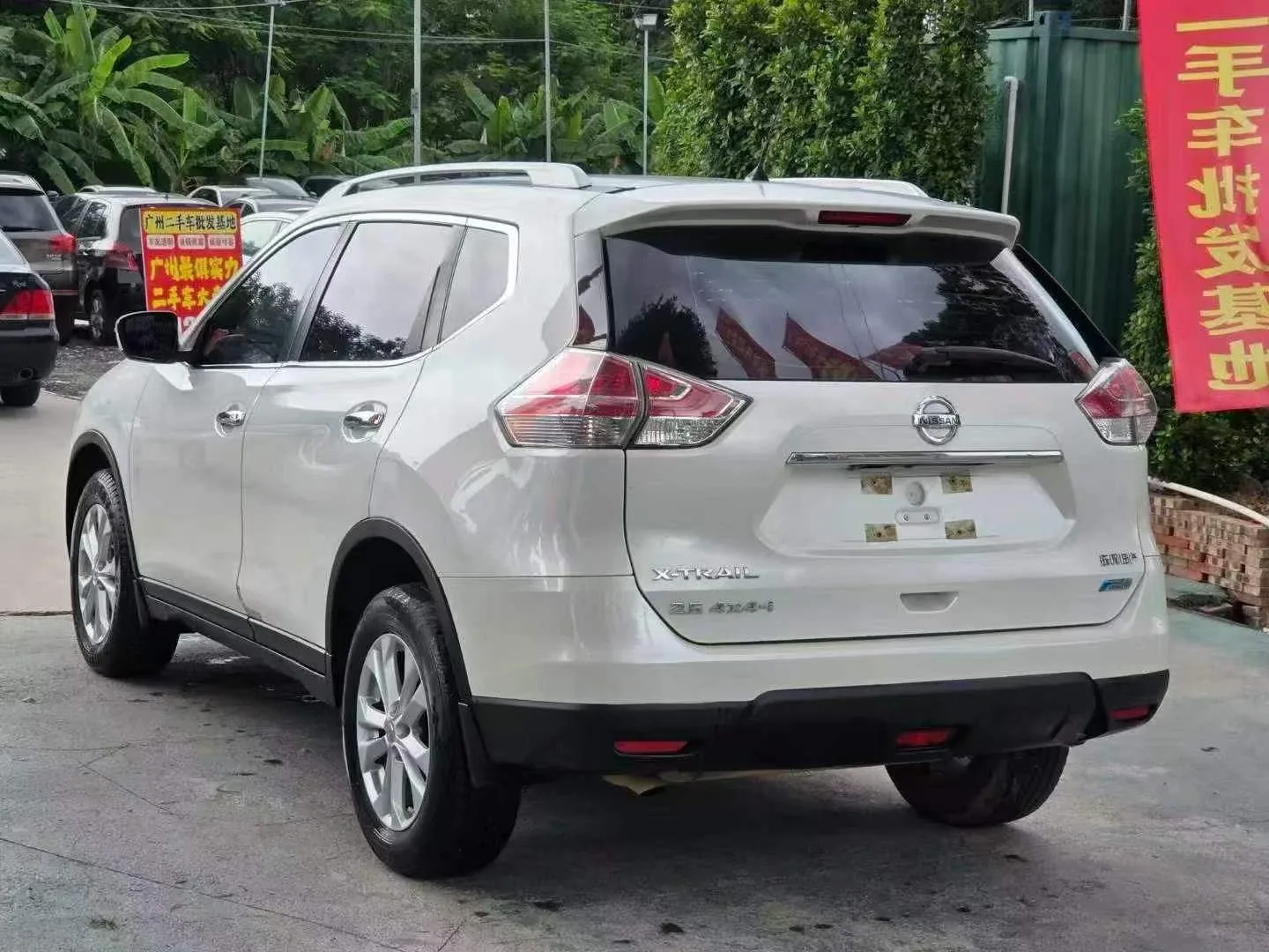 Nissan X-Trail 2.5 4WD, white with black interior